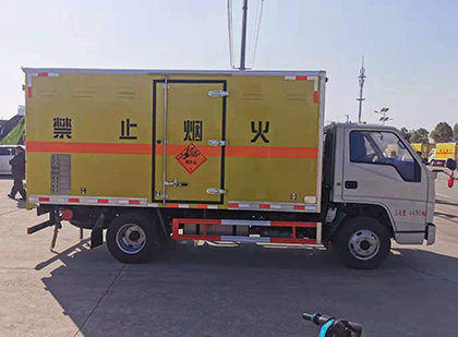 吐鲁番爆破器材运输车工人安全操作规范与智能技术保障